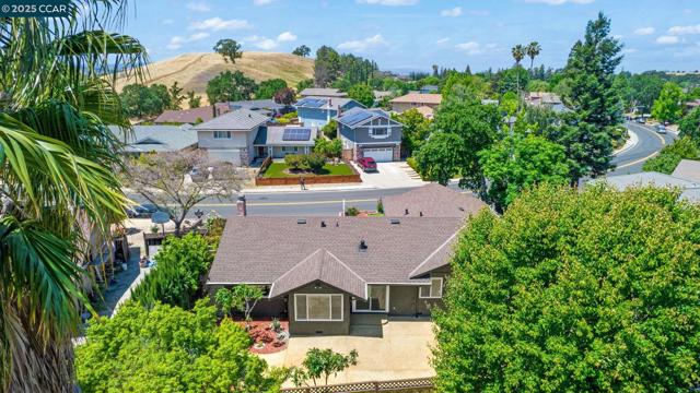 5517 Kirkwood Dr, Concord CA: https://media.crmls.org/mediaz/cc8acab9-7df0-44e9-bbf4-0831c837265b.jpg