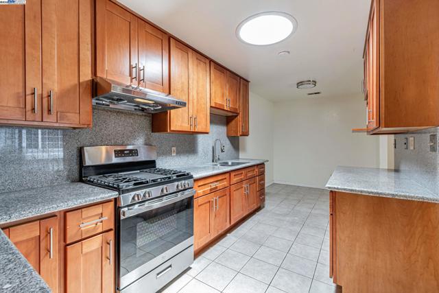 2538 E 16Th St, Oakland CA: https://media.crmls.org/mediaz/cc8c6754-d4bd-48f6-8f8e-d32860e07d18.jpg