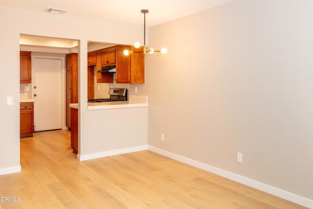 Detail Gallery Image 10 of 25 For 985 Hawthorne Ln, Ventura,  CA 93003 - 3 Beds | 3/1 Baths