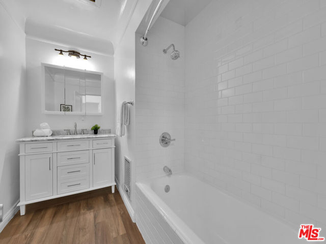 4215 Mentone Avenue, Culver City CA: https://media.crmls.org/mediaz/cc8d0e5f-cb89-45bb-9d3b-ddf6cb2eaa5c.jpg