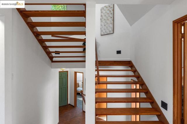 2112 Manzanita Dr, Oakland CA: https://media.crmls.org/mediaz/cc8da9a3-6d30-4a74-86c8-b1c879317e92.jpg