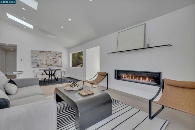 127 Caminar Way, Walnut Creek CA: https://media.crmls.org/mediaz/cc8e6d8c-30aa-470f-b6ef-dacdfc98ddb3.jpg