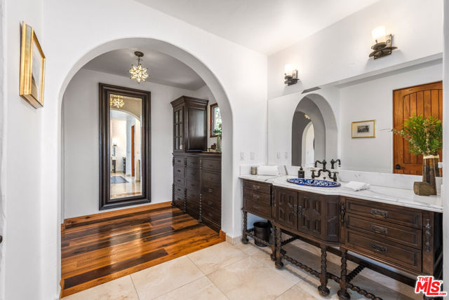 5850 Lapworth Drive, Agoura Hills CA: https://media.crmls.org/mediaz/cc8fa2b6-8a7a-4dcd-9bc0-731851ef0fad.jpg