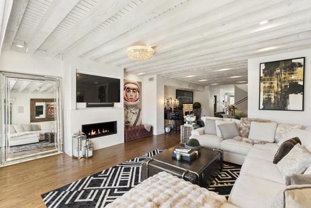 336 Gravilla St, La Jolla CA: https://media.crmls.org/mediaz/cc90abe8-2c1d-4455-a653-acd120274b85.jpg