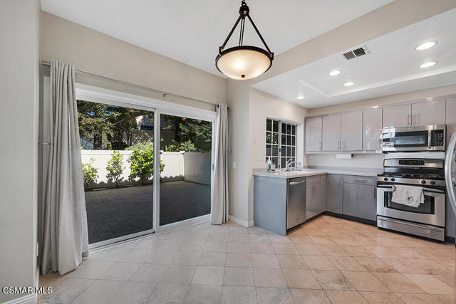 180 Windrose Drive, Newbury Park CA: https://media.crmls.org/mediaz/cc9139d6-46e7-40ea-9ce8-366da44522e7.jpg