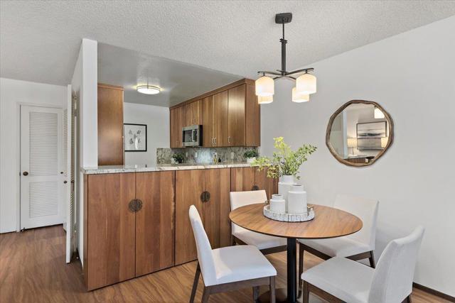 2140 Santa Cruz Avenue, Menlo Park CA: https://media.crmls.org/mediaz/cc9150a7-8935-49b4-a22c-0368b7ecab5e.jpg