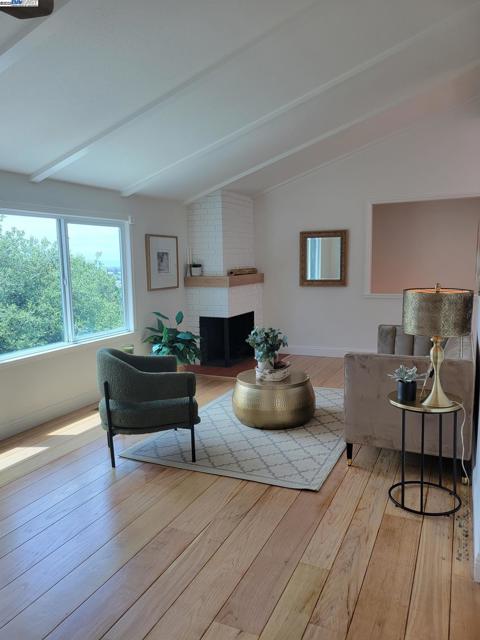 33039 Palmetto Dr, Union City CA: https://media.crmls.org/mediaz/cc924a04-d5cc-4456-9e94-fe0532baf835.jpg