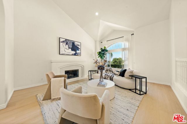 22248 Cairnloch Street photo 2
