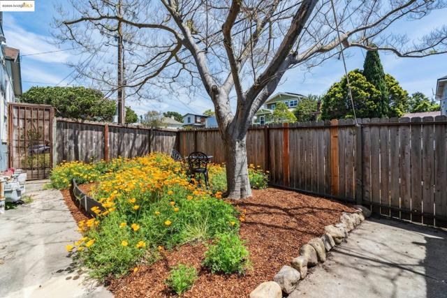 688 Alcatraz Ave, Oakland CA: https://media.crmls.org/mediaz/cc92b980-51d2-4b43-9e9e-d879b095fe02.jpg