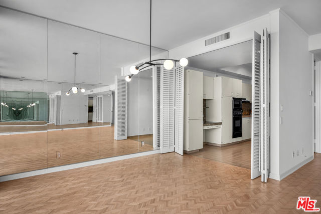 9255 Doheny Road, West Hollywood CA: https://media.crmls.org/mediaz/cc93565d-bc53-46c7-9770-1b7a5c0ba9b2.jpg