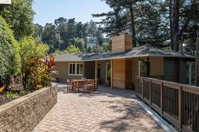 6537 Aitken Dr, Oakland CA: https://media.crmls.org/mediaz/cc939e4a-09ea-4b04-a2bc-55406c24947f.jpg