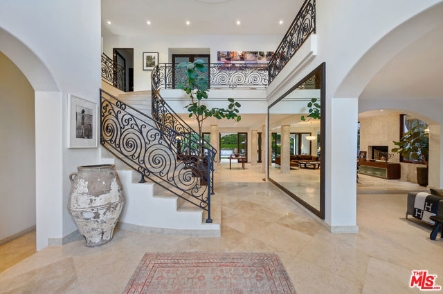 623 N ALTA Drive, Beverly Hills CA: https://media.crmls.org/mediaz/cc9430d6-cbcd-4613-b8a3-75982597d2e0.jpg