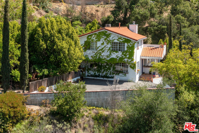 9732 Rotta Avenue, Sunland CA: https://media.crmls.org/mediaz/cc947d09-5542-4f49-bcc9-ce9c1c70fcad.jpg