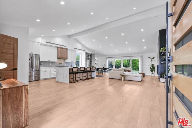 13117 Magnolia Boulevard, Sherman Oaks CA: https://media.crmls.org/mediaz/cc950faa-711d-4d63-baca-112b34aada51.jpg