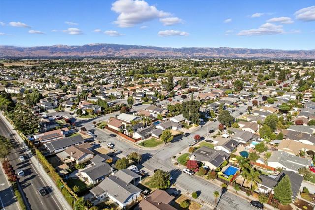 1297 Chesbro Way, Gilroy CA: https://media.crmls.org/mediaz/cc9516d7-94fe-4aeb-9ac0-866fd0b312f6.jpg