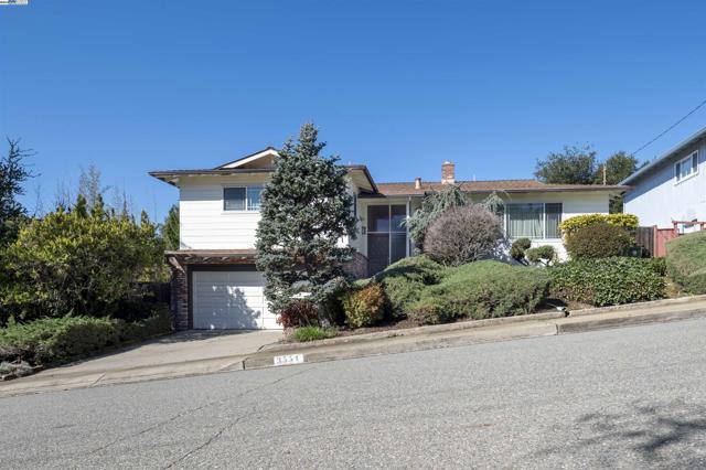 3554 Arcadian Ct, Castro Valley CA: https://media.crmls.org/mediaz/cc95dca9-bc3d-483e-a97f-8411c47f4920.jpg