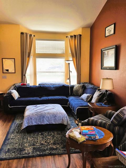 1552 Merlot Ct, Vista CA: https://media.crmls.org/mediaz/cc962fef-16a9-4be0-b92d-f6c986366a7a.jpg