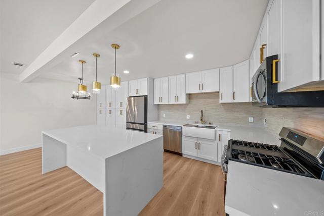 2333 Ridge View Drive, San Diego CA: https://media.crmls.org/mediaz/cc963007-728a-4522-8166-7152b77af2ca.jpg