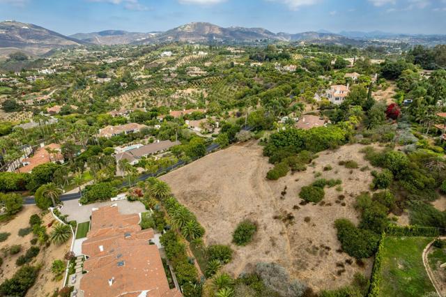 18174 Via Ascenso, Rancho Santa Fe CA: https://media.crmls.org/mediaz/cc966e37-cb8c-47d4-9a96-be1fc8d9b9e5.jpg