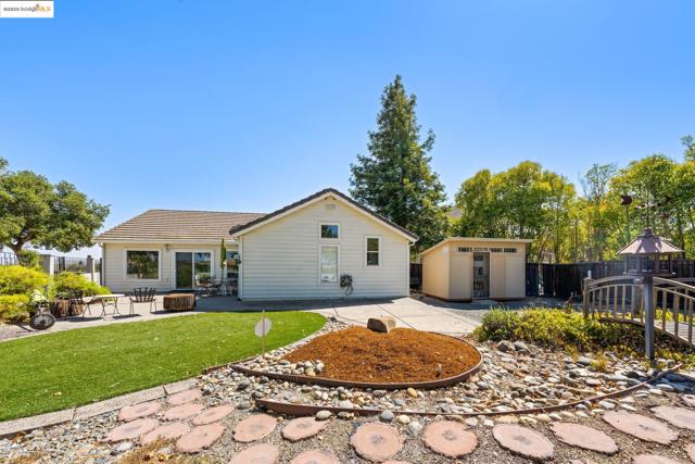5213 Walker Ct, Antioch CA: https://media.crmls.org/mediaz/cc97678e-0b67-4183-b341-9e4321689716.jpg