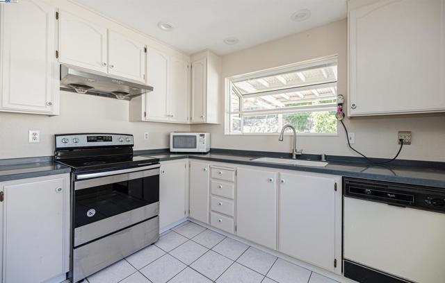 477 Clifford Ct, Bay Point CA: https://media.crmls.org/mediaz/cc9785d6-d3ea-48e2-bf95-1ba2c76bbfca.jpg