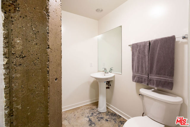 711 S Olive Street, Los Angeles CA: https://media.crmls.org/mediaz/cc97b919-d0f4-43f1-9e80-922a35750f52.jpg
