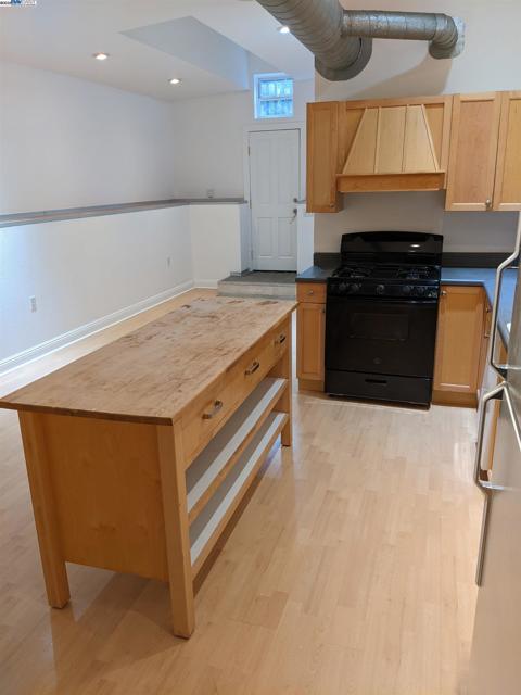 2622 Kingsland Ave, Oakland CA: https://media.crmls.org/mediaz/cc97da76-1542-4987-a398-b962999dd62f.jpg