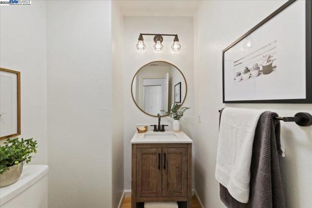 3989 Strafford Ct, Dublin CA: https://media.crmls.org/mediaz/cc9a7f68-b17b-406b-84b8-2d00cd473f9c.jpg
