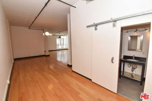 620 S Main Street, Los Angeles CA: https://media.crmls.org/mediaz/cc9aa007-1e0d-42bd-93d9-9c5e7031297d.jpg