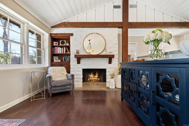 1567 Crest Drive, Encinitas CA: https://media.crmls.org/mediaz/cc9b5e39-db41-48ad-a6d8-1ff2593bef08.jpg