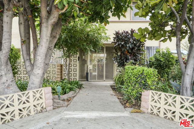 2038 S Holt Avenue, Los Angeles CA: https://media.crmls.org/mediaz/cc9bd9bd-570a-4426-b84c-609edcdf57e2.jpg