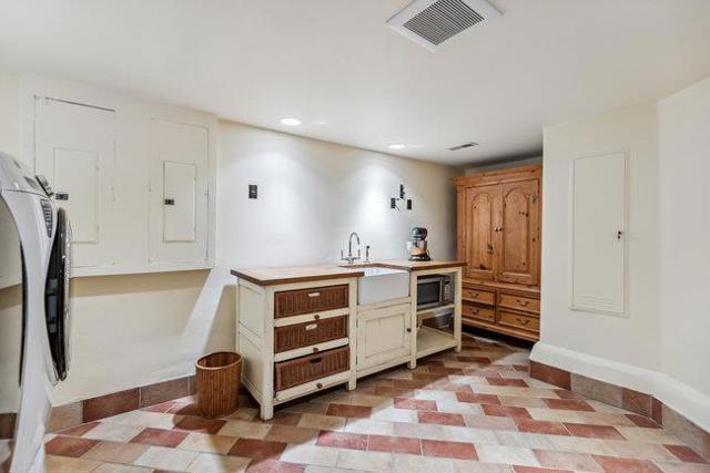 2307 Easton Drive, Burlingame CA: https://media.crmls.org/mediaz/cc9c94f0-bdca-4977-a4ae-4b8e54d03f3d.jpg