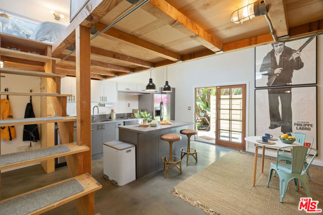 2311 Glencoe Avenue, Venice CA: https://media.crmls.org/mediaz/cc9d0c14-ffe7-4ff7-b564-85490a5ddeaf.jpg