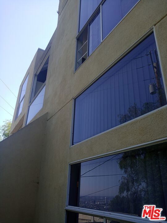 8613 Franklin Avenue, Los Angeles CA: https://media.crmls.org/mediaz/cc9d9661-fc2a-4d69-9537-306df789279e.jpg