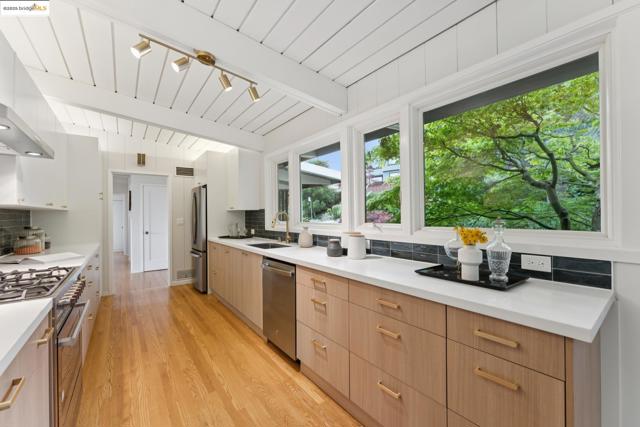 1415 Devonshire Dr, El Cerrito CA: https://media.crmls.org/mediaz/cca1590d-18a8-4fa5-925f-87bdd82b9c5f.jpg