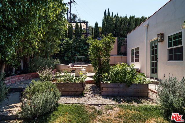 1410 Stanford Drive, Glendale CA: https://media.crmls.org/mediaz/cca2d348-a5e2-412d-a8da-2967435ca71b.jpg