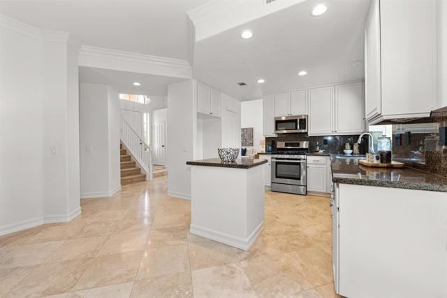 Detail Gallery Image 8 of 21 For 1173 Avenida Frontera, Oceanside,  CA 92057 - 3 Beds | 2/1 Baths