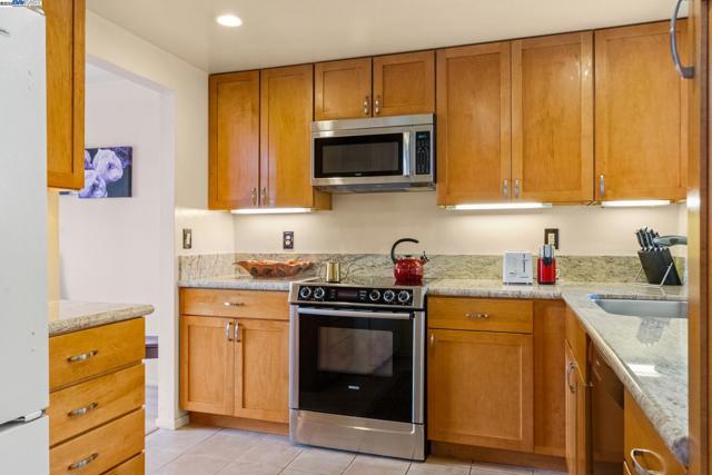 35 Leonard Ct, Alameda CA: https://media.crmls.org/mediaz/cca34190-e2e5-452d-8a57-404ffae51fc3.jpg