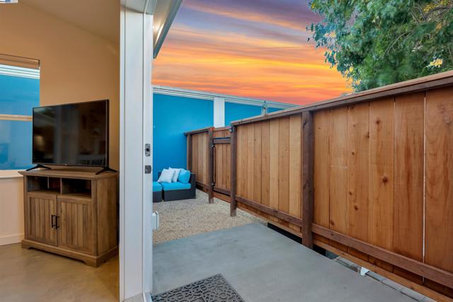 930 Magnolia Drive, Alameda CA: https://media.crmls.org/mediaz/cca4c39b-4151-4f5a-a811-632efc0fc7ba.jpg