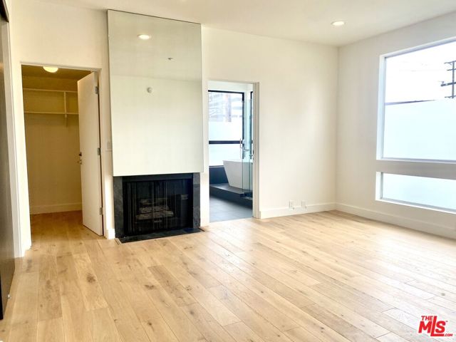 2237 S Bentley Avenue, Los Angeles CA: https://media.crmls.org/mediaz/cca60069-de32-4198-813e-779ab27f01d6.jpg