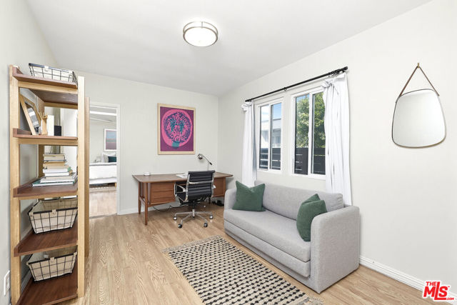 517 Venice Way, Venice CA: https://media.crmls.org/mediaz/cca6bfe6-845f-4681-b594-472c807fa7d3.jpg