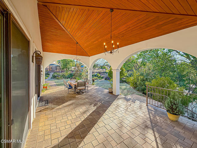 4255 Saddlecrest Lane, Westlake Village CA: https://media.crmls.org/mediaz/cca71bac-ab51-435d-b298-f0ad06d441e9.jpg