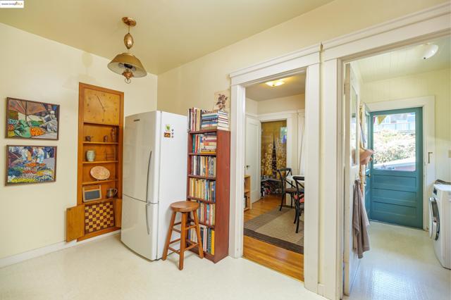318 Washington Avenue, Richmond CA: https://media.crmls.org/mediaz/cca8282d-a0e4-4fec-88c6-b41448db2ab0.jpg