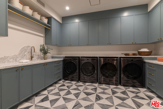 1682 San Onofre Drive, Pacific Palisades CA: https://media.crmls.org/mediaz/ccab2196-3deb-46ba-97fb-5dad565ab735.jpg