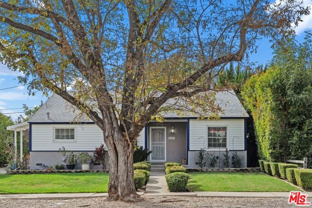 8131 Paso Robles Avenue, Lake Balboa CA: https://media.crmls.org/mediaz/ccac0140-5ad8-4206-868e-7e6f09a6700c.jpg