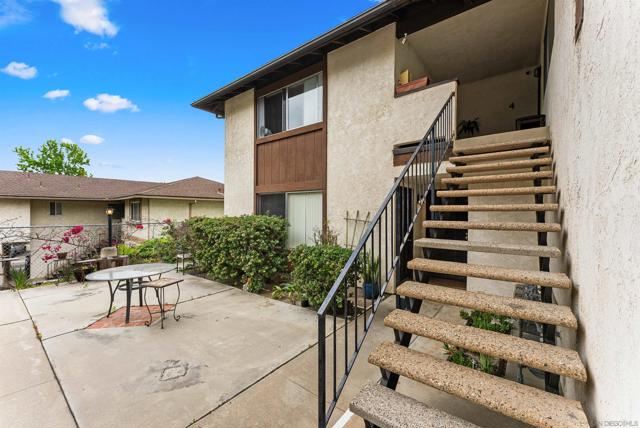 2139 Via Esmarca, Oceanside CA: https://media.crmls.org/mediaz/ccac4756-1567-4a8c-8161-5658c8a3d811.jpg
