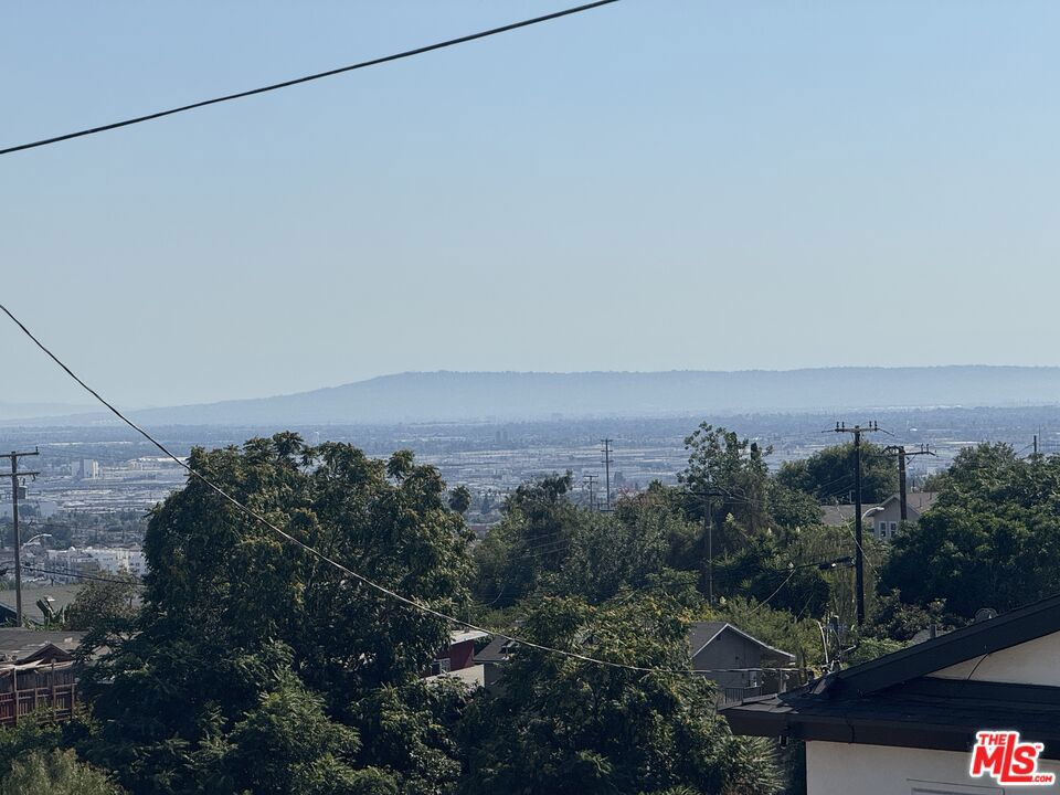 https://media.crmls.org/mediaz/ccad6b64-ca33-4fe0-ab54-5df817ac3885.jpg?preset=X-Large