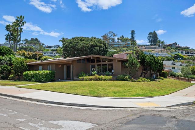 1201 Via Barranca, La Jolla CA: https://media.crmls.org/mediaz/ccad8662-da5f-4914-b46b-3024be411537.jpg