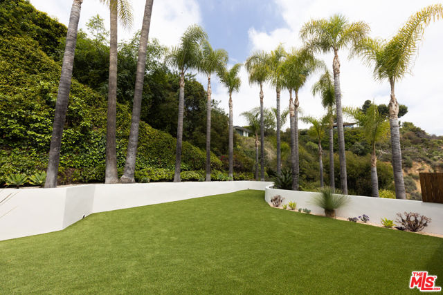 9405 Sierra Mar Place, Los Angeles CA: https://media.crmls.org/mediaz/ccae9a6d-a2dd-4ce8-9d35-e8a55e7ba561.jpg