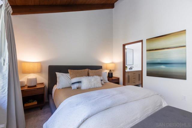 8666 Villa La Jolla Dr, La Jolla CA: https://media.crmls.org/mediaz/ccaebe5d-f18f-419d-aabc-0f3ad3c87cff.jpg